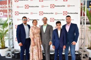 Ronald Suero, Yudelka Jiménez, Claudio Suero, Claudio Suero Jr, y Brayan Suero en presentación de nueva sucursal Radiocaribe.