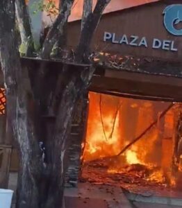Incendio en Plaza del Pescado Lumaka en Boca Chica consume local