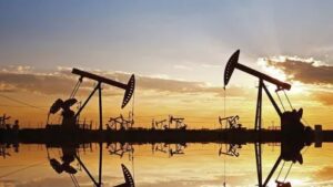 El petróleo de Texas baja un 0,49 % y cierra en 121,51 dólares el barril