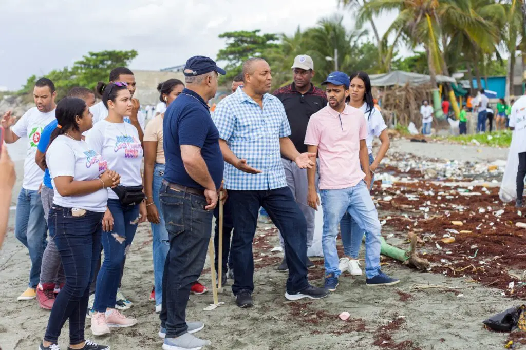Alcaldía de SDO realiza jornada de limpieza por el Día de los Océanos