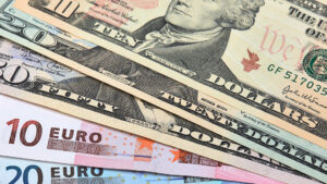 El euro iguala el valor del dólar en el mercado internacional