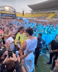 Camilo atiende al llamado de una fan y baja del escenario a abrazarla