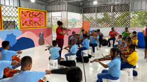 Fundarmoniartes:La escuela que pone a los niños de Los Mina a tocar violín