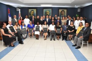 Ayuntamiento de La Vega reconoce 15 maestros meritorios