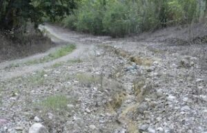 Denuncian mal estado de caminos vecinales en comunidad de Barahona