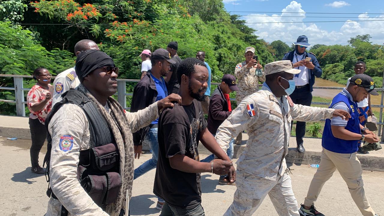 Migración entrega presunto delincuente  buscado por Policía de Haití