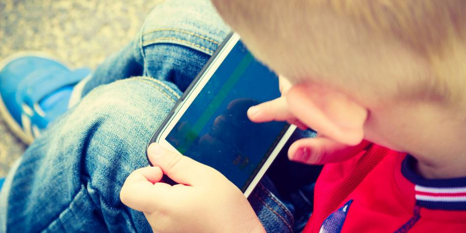 Calmar a los niños con el móvil o tablet ¿Qué riesgos tiene? - CogniFit  Blog: Brain Health News