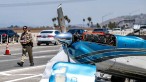 Avión se estrella en autopista de California tras aterrizaje de emergencia