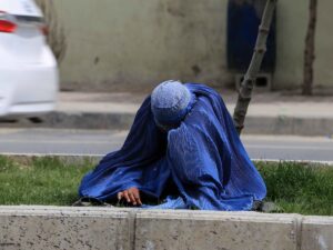Talibanes dispersan con disparos manifestación de mujeres en Afganistán