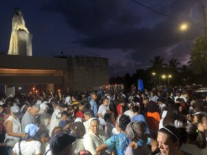 Feligreses esperan a Virgen de la Altagracia en Santo Domingo