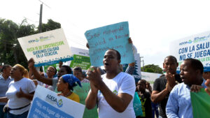 Los manifestantes hicieron el recorrido con consignas y pancartas reclamando la terminación de un hospital