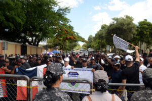 Los oficiales retirados protestaron frente al Palacio Nacional. Félix de la Cruz