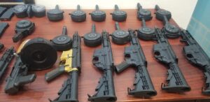 Operacion KAF incauta más de 4 millones de pesos y seis fusiles en Santiago