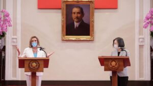 Nancy Pelosi hablando con los periodistas mientras la presidenta de Taiwán, Tsai Ing-wen la escucha