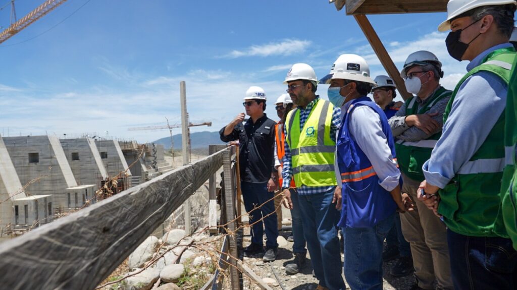 El director ejecutivo del Instituto Nacional de Recursos Hidráulicos (INDRHI), Olmedo Caba Romano, observando los avances en la presa Monte Verde.