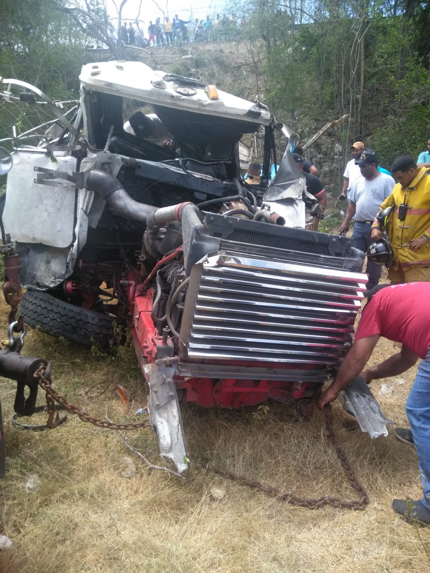 Chofer muere y su hijo  de nueve años resulta herido tras volcarse camión que conducía
