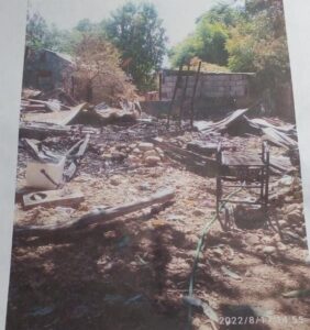 Mujer denuncia que un hijo quemó su casa y la amenaza con matarla