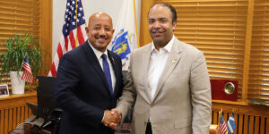 Brian de Peña alcalde de la alcaldía de la ciudad de Lawrence, en Massachusetts, y el administrador general del Banco de Reservas dominicano Samuel Pereyra.