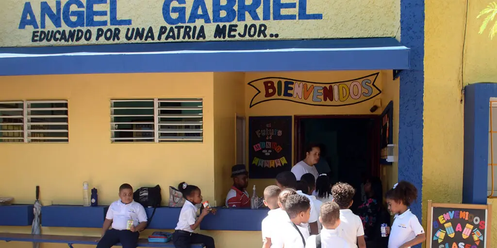 Estudiantes en su hora de recreo en el colegio Ángel Gabriel. Félix de la Cruz