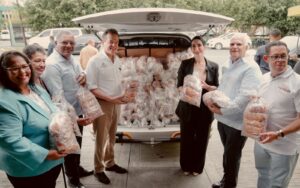 Primera dama y ministro Bisonó reciben donación de 70 mil unidades de pan para afectados por Fiona 