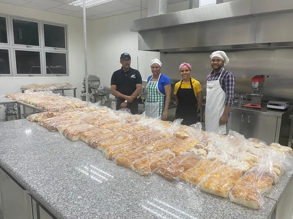INFOTEP produce miles de raciones de pan para afectados por Fiona