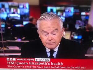 Presentadores BBC de luto tras anuncio sobre la salud de la reina Isabel II