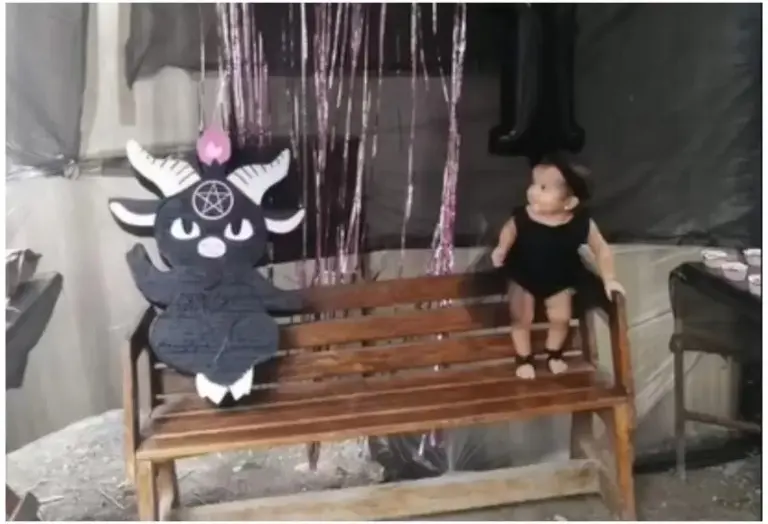 Mujer le hizo fiesta satánica de cumpleaños a su bebé de un año