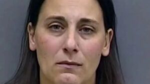 Maestra de 42 años acusada de tener relaciones con un menor de edad