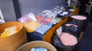 Autoridades decomisan un millón medicamentos falsificados