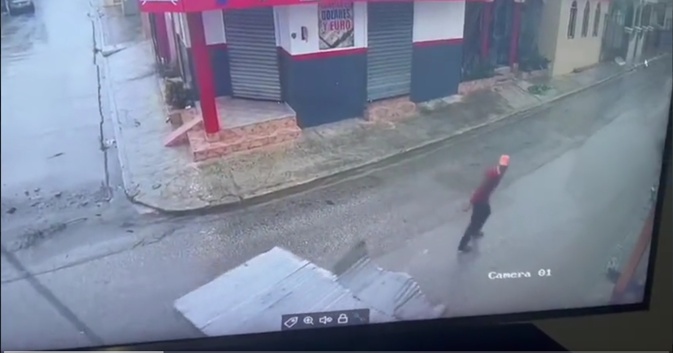 Hombre salió en medio del huracán Fiona… para robar techo de otra casa