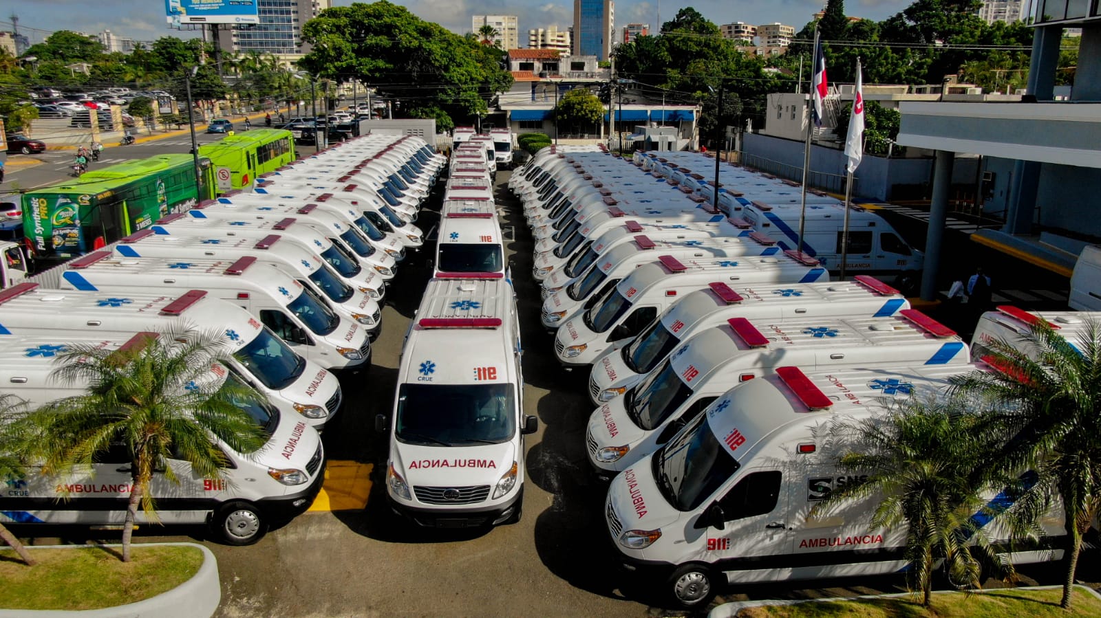 9-1-1 entrega 60 ambulancias a la Dirección de Emergencias del SNS