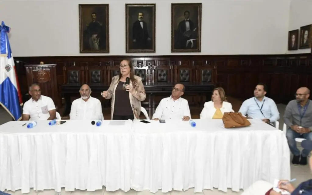 Gobernadora provincial de Santiago reúne funcionarios del gobierno