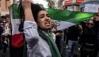 Cientos de detenidos y universidades cerradas, pero siguen protestas en Irán