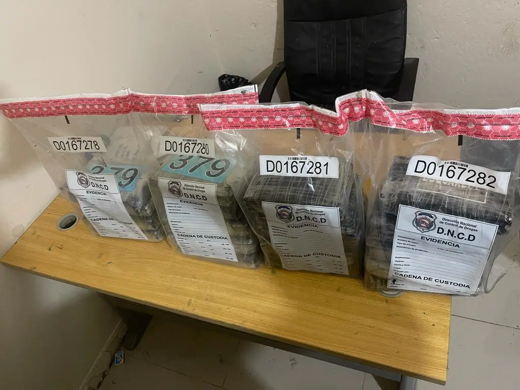 Arrestan a dos con 19 paquetes de  presunta cocaína en Azua