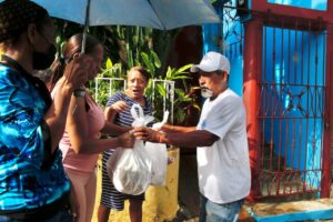 Propeep continúa entrega de alimentos a familias afectadas por Fiona en La Romana