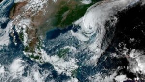 Ian va camino de Carolina del Sur con fuerza de huracán