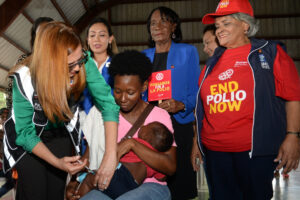 La doctora Aida Lucia Vargas vacuna a un bebé de meses de nacido. Félix de la Cruz