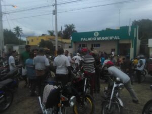 Autoridades y comunitarios protestan contra la presencia de haitianos, en Montecristi