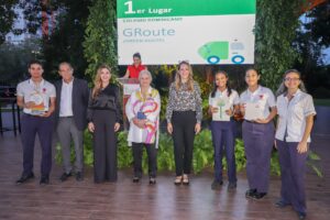 Al centro, Rosa Margarita Bonetti de Santana junto a los ganadores del primer Lugar, el Colegio Dominicano GROUTE.