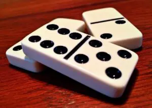 Sargento de PN ultima a un digesett en medio de una partida de dominó