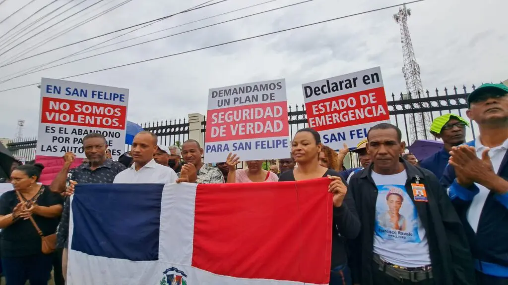 Residentes de Villa Mella realizan "Parada Cívica" frente al destacamento