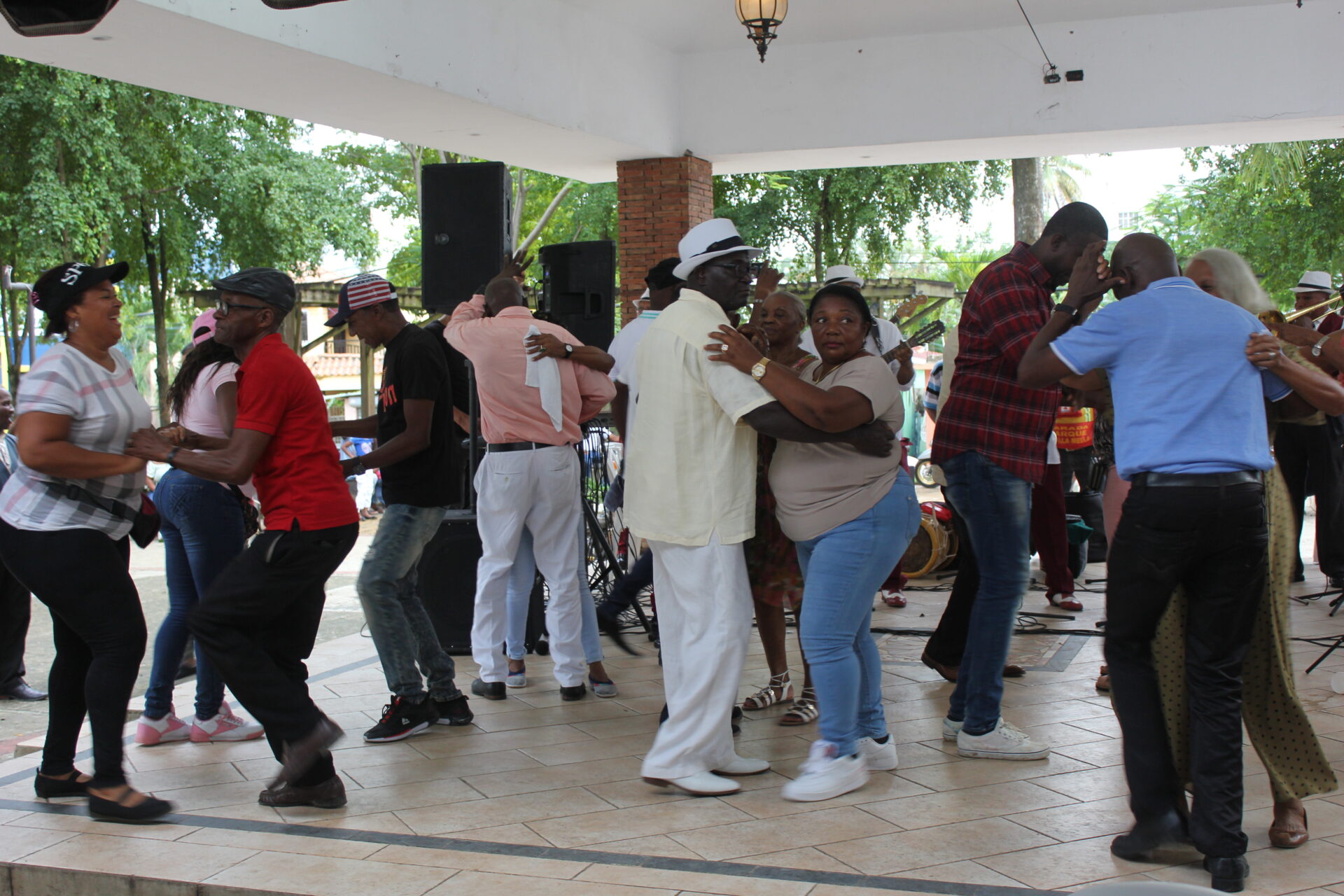 A ritmo de “Son” Los Hermanos Heredia ponen a bailar a Villa Mella