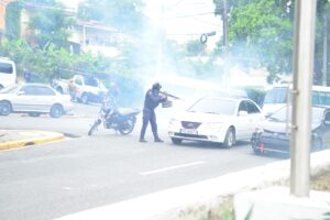 Protesta por combustibles termina en enfrentamientos entre taxistas y policías