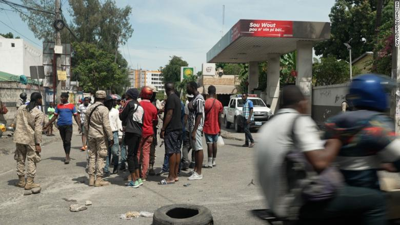 Haití o cómo sobrevivir a la falta de gasolina, las bandas y ahora al cólera FOTO: FUENTE EXTERNA/ CNN