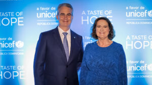 René Grullón y Rosa Elcarte, representante de unicef