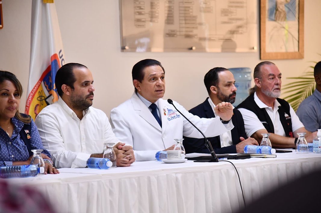 El ministro Daniel Rivera, junto a otras autoridades de Salud Pública. Fuente externa