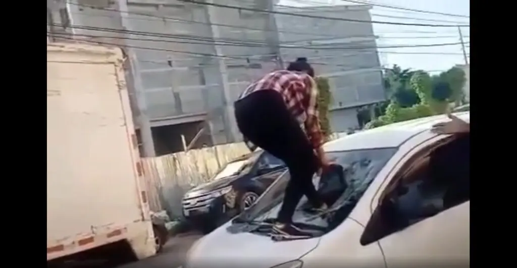 Otra mujer desbarata el vehículo de un joven y lo golpea