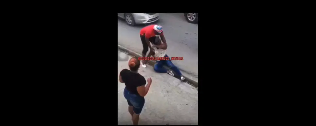 Hombre le da una bofetada a una mujer en plena calle en Los Alcarrizos