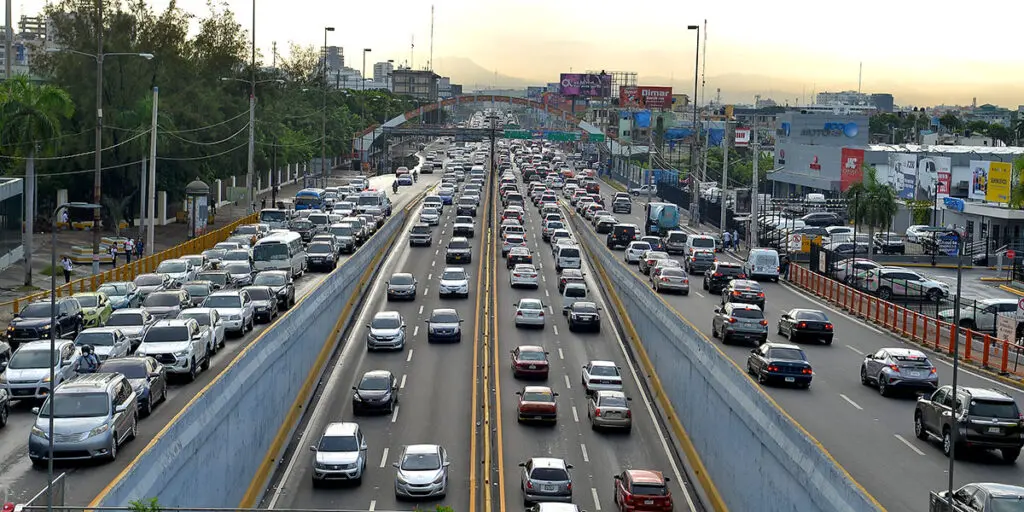 Durante el año escolar aumenta el tráfico de vehículos en Santo Domingo. Kelvin Mota