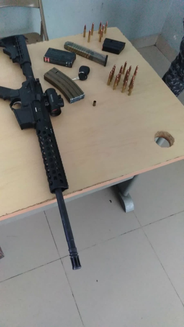 Autoridades policiales apresan en Baní un hombre con un fusil AM-15